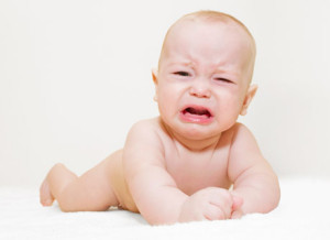Ребенок плачет во время массажа